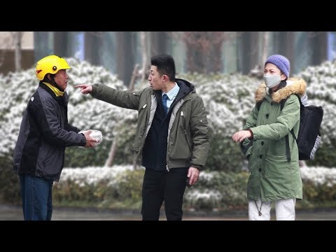 外賣送餐員雪天遲到遭當眾辱罵，有路人說：這飯多少錢，我買！