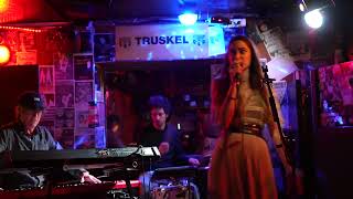 June The Girl en concert au Truskel à Paris