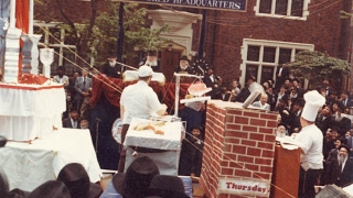 ניגון וינחם לבטח - י"א ניסן ה'תשל"ט בהתוועדות עם הרבי מליובאוויטש - התמונה מוצגת ישירות מתוך אתר האינטרנט יוטיוב. זכויות היוצרים בתמונה שייכות ליוצרה. קישור קרדיט למקור התוכן נמצא בתוך דף הסרטון