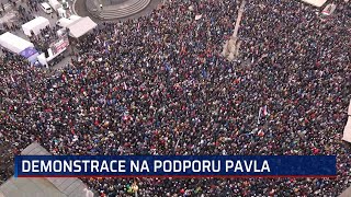 Lev se probudil, Staromák se rozsvítil. Desítky tisíc lidí na demonstraci zpívaly českou hymnu