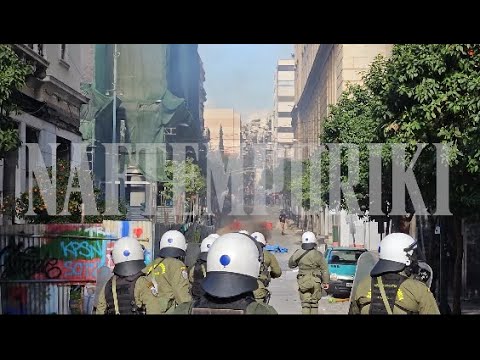 «Οδομαχίες» στις παράπλευρες οδούς, εκτεταμένα επεισόδια στη σημερινή απεργία για τα Τέμπη