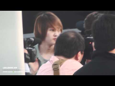 [FANCAM] 120518 Onew - hair flipping + waving w/ passport @ Inch30n A!rp0rt (OTW to LA)