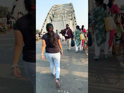 এই ভিরের মধ্যে আমার মোবাইল কে নিলো? #funny #comedy #couplecomedy