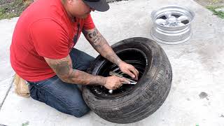 How to take a tire off the rim really easy / How to put a tire on a rim