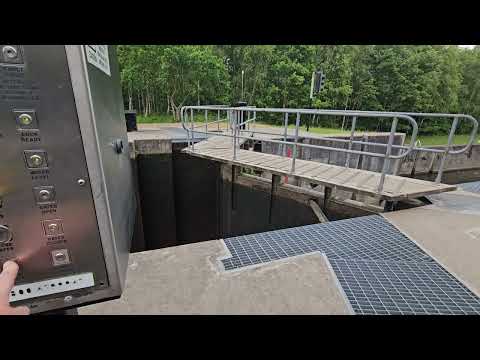 Squealing lock gates at Lemonroyd Lock