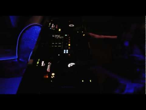 DJ AVRIS Scratching in da Night club 57
