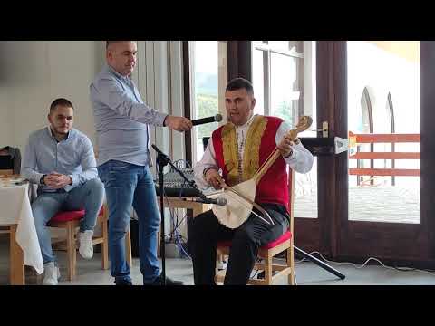 Здравица младенцима - народни гуслар Васо Ђондовић из братске Црне Горе.