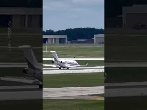 US pilot lands jet without front wheels after landing gear failure