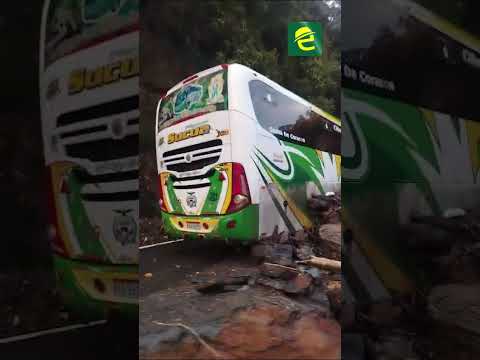 Varios vehículos quedaron atrapados en la vía Limón Indanza - Gualaceo, en Ecuador