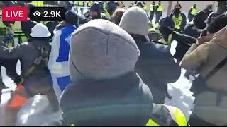 Um impasse está em andamento entre a polícia e os manifestantes no centro de Ottawa