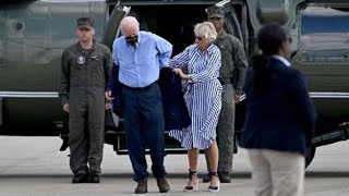 Joe Biden in Kentucky: fatica ad indossare la giacca, poi gli cadono gli occhiali