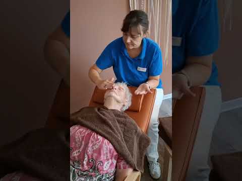 Seniorin entspannt mit pflegender Gesichtsmaske in der Tagespflege Leipzig-Stötterit