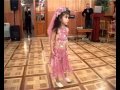 Маленькая девочка танцует восточный танец! 