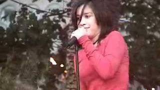 Lalaine singing/cantando &quot;Such a night&quot;.