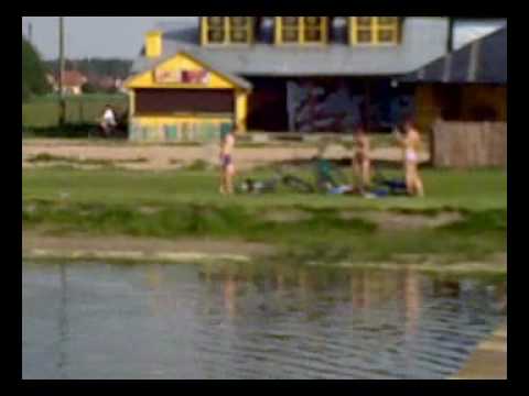 Pierwsze pluski na piskiej plaży