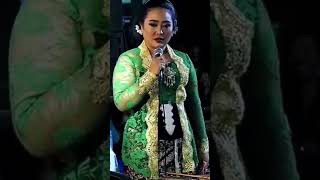 Download lagu Dagelan Lucu Sinden Tatin Lestari Handayani #sindentatin #tatintitot #sindenviral #shorts #viral mp3