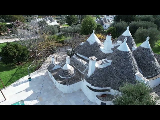 Trulli con piscina finemente ristrutturati in vendita nel cuore della Valle d’Itria