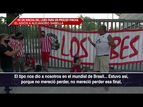 un hincha de Gimnasia se acercó pidió permiso ante los de Estudiantes y le dejó una flor a Sabella.