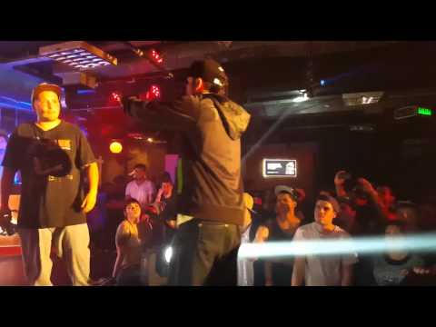 Jorge Mc vs Tom Crowley - Final | Red Bull Batalla De Los Gallos 2015 Semifinal Santiago