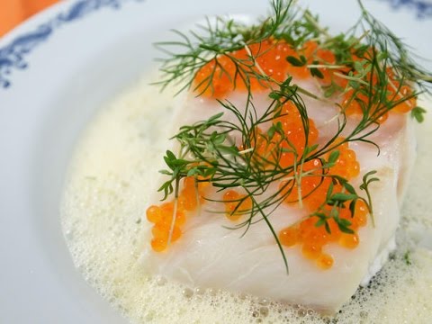 Torskrygg med vitvinsås och smörslungad dillgurka - Köket