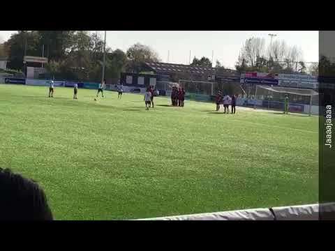 Rob van Hagen (RKDEO) met lekkere vrije trap in de wedstrijd Teylingen-RKDEO