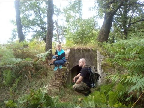 Schron ukryty w lesie.Chowali się gdy lecieli Amerykanie