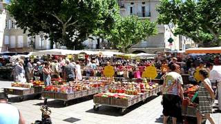 preview picture of video 'Zomermarkt in Nyons, Drôme, Frankrijk, juni 2011'