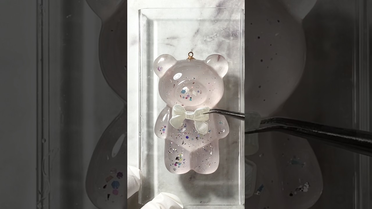 アクリルパウダーで作る幻想的なくまちゃんキーホルダー #ハンドメイド #レジン #レジン作り方 #resin