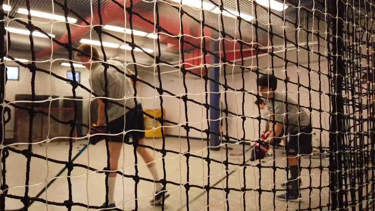 Vidéo: Cole Caufield s'entraîne STYLE HOCKEY COSOM...