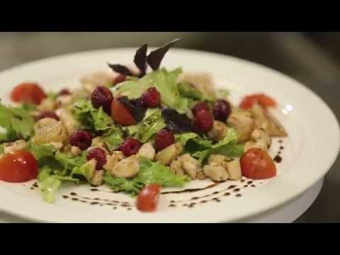 Салат с курицей и ананасом