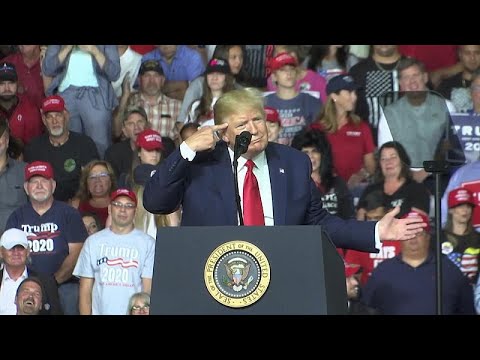 الرئيس الأمريكي يسخر من مظهر أحد معارضيه بين الحشود ثم يطرده…