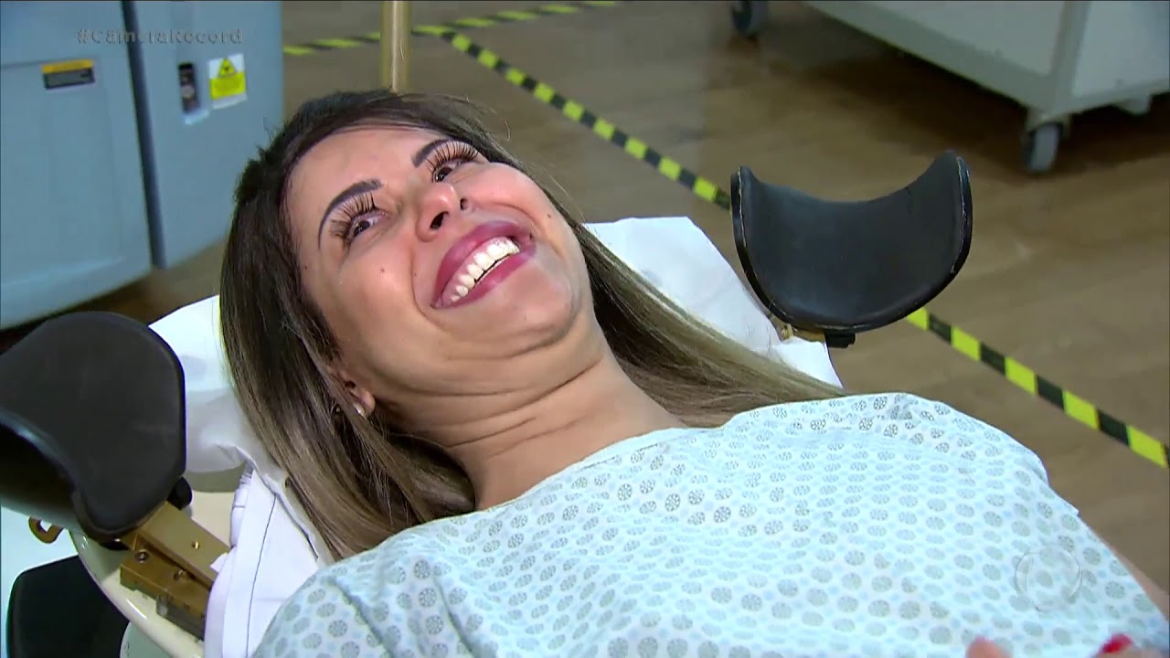 Jovem se emociona ao realizar a última sessão de radioterapia