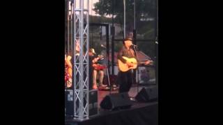 Doug Seegers spelar Hard working man på Hotel Koster