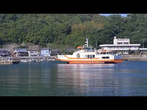 愛媛県今治市岡村島の岡村港を出港するフェリー