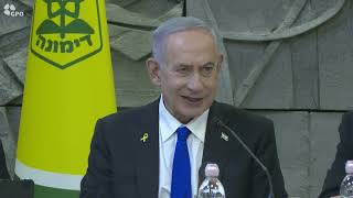 ראש הממשלה בנימין נתניהו בישיבת ממשלה מיוחדת בעיר דימונה (עדכוני משרד ראש הממשלה) - התמונה מוצגת ישירות מתוך אתר האינטרנט יוטיוב. זכויות היוצרים בתמונה שייכות ליוצרה. קישור קרדיט למקור התוכן נמצא בתוך דף הסרטון