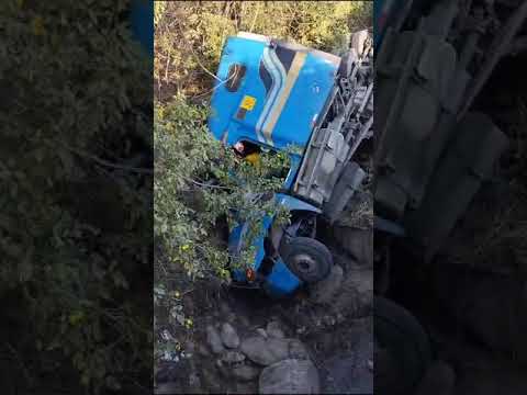 Tráiler cayó en barranco en Río Hondo, Zacapa, Guatemala, este 27 de diciembre.