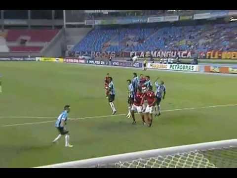 Belo gol de falta do jovem Adryan contra o Grêmio em 2012