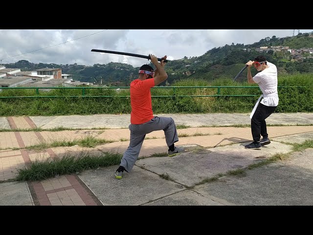 Vídeo relacionado con Katana Bokken con vaina - Versión de madera de bambú - Espada de entrenamiento tradicional para artes marciales, cosplay y decoración - Katana de entrenamiento ligero para principiantes y