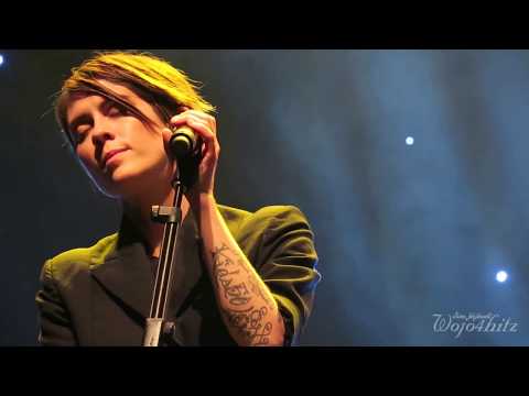 18/20 Tegan & Sara -  Band & Sara Intro + Living Room @ Orpheum Theatre, Boston, MA 11/09/17