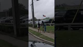 Working ladies on a stroll behind Bissonnet #dashcamvideos #houston #vlog #houstonstrong #houstontx