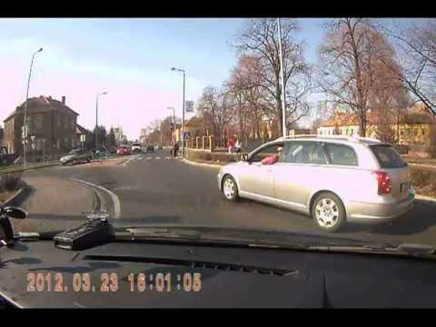 Az én anyámat, ki másét - figyelmetlen sofőr magyaráz Szombathelyen