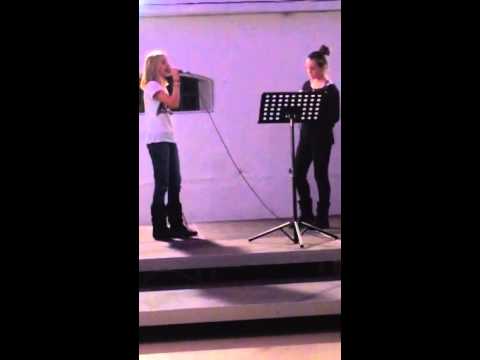 Julie og Vilma synger The girls of the night