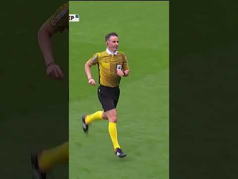 😭 Un arbitre qui oublie ses cartons, c'est vraiment le comble !