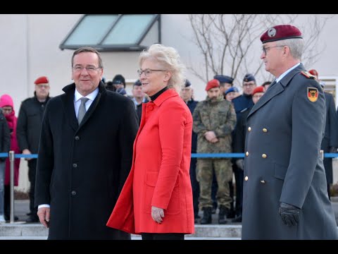 Pistorius takes office with military honors