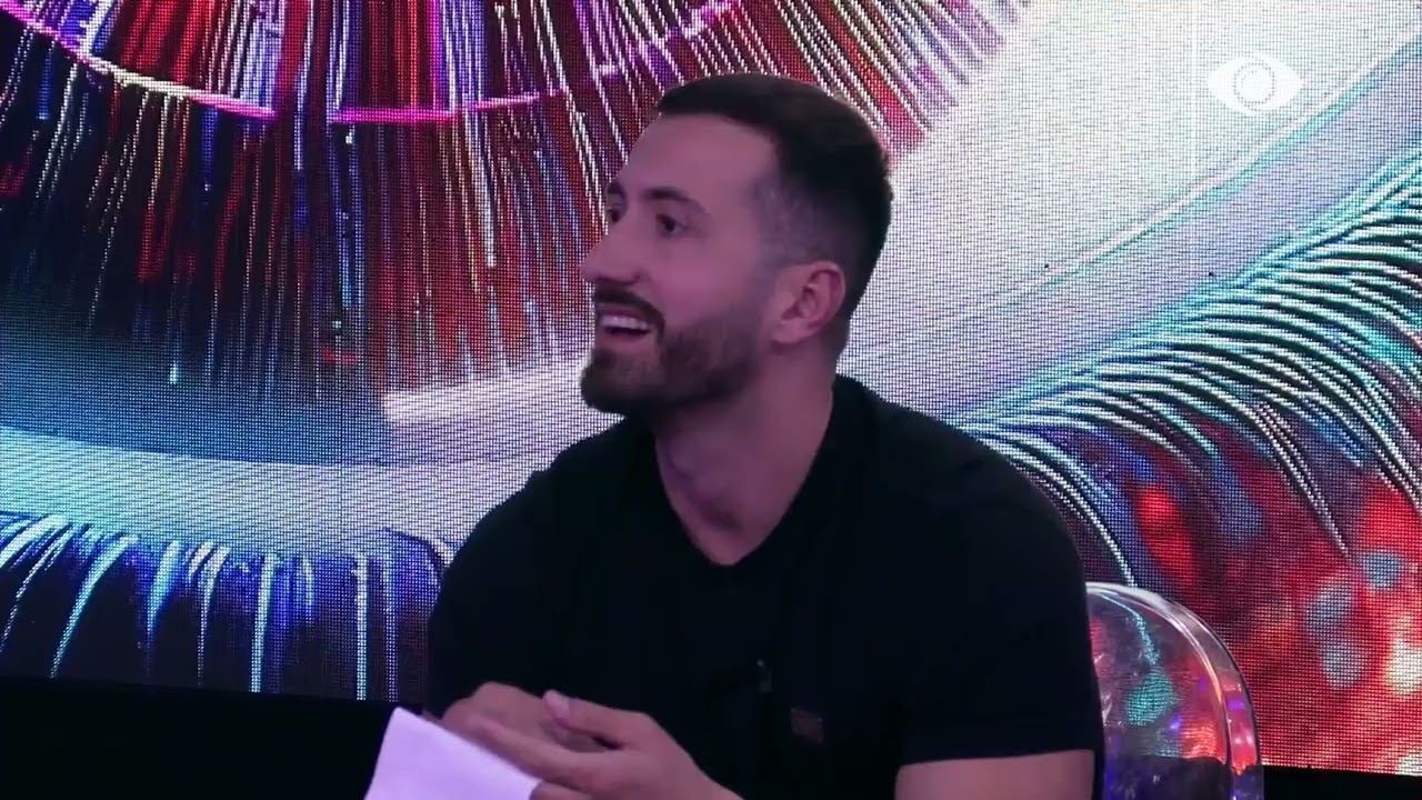 Nis sfilata në shtëpi, vajzat kalojnë në pasarelë teksa djemtë janë në rolin e jurisë