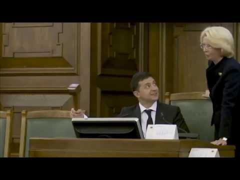 Зеленский играет с молотком в парламенте Латвии