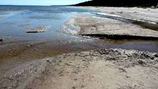 preview picture of video 'Engures novads. Klapkalnciems. Lāčupītes ieteka jūrā.'