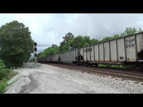 NS 8901 (GE C40 - 9W) leads NS 820