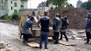 preview picture of video 'Stauferwochenende Schwäbisch Gmünd 2012 - Das 2-Tonnen-Katapult'