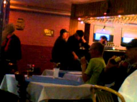 Joni Heinänen laulelloo